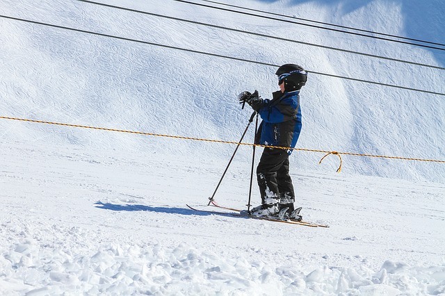 little kids skiing